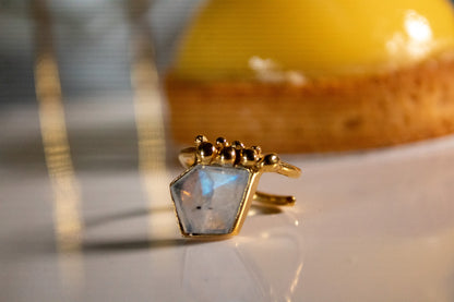 Anillo fluir. Piedra luna - Color Mineral