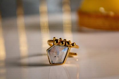 Anillo fluir. Piedra luna - Color Mineral