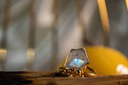 Anillo fluir. Piedra luna - Color Mineral